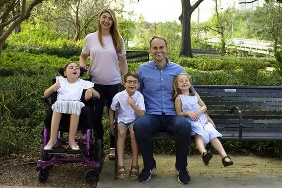 bild av en familj med ett barn på VNS Therapy