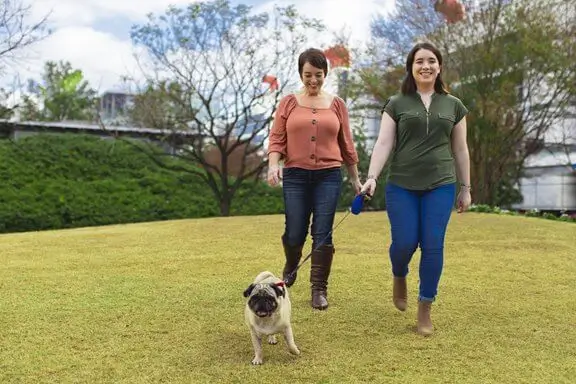  mor och dotter promenader med hund