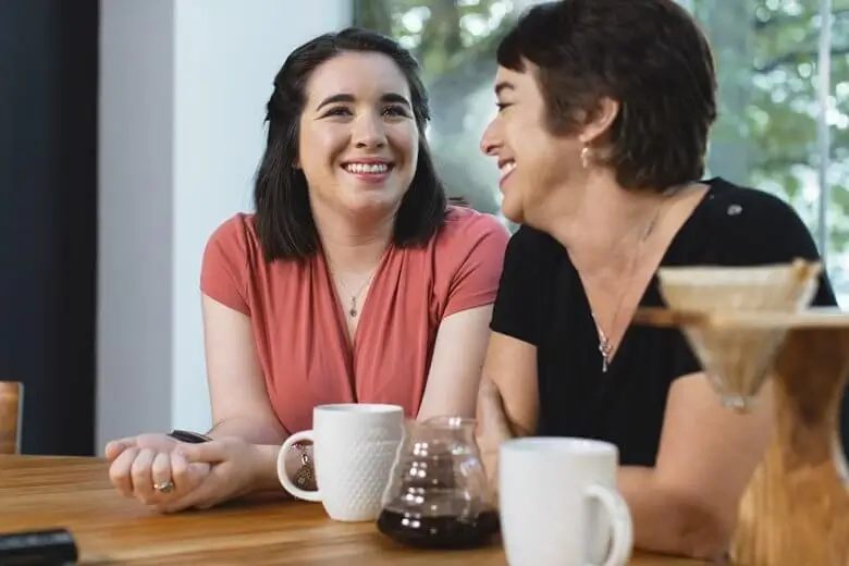 mamma och dotter njuter av kaffe